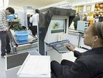 Хванаха бежанец с €27 760 в ръчния багаж на летището