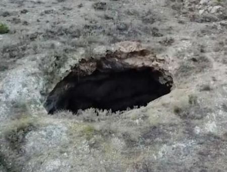 Мистерия: Сферични тела излизат от пещера