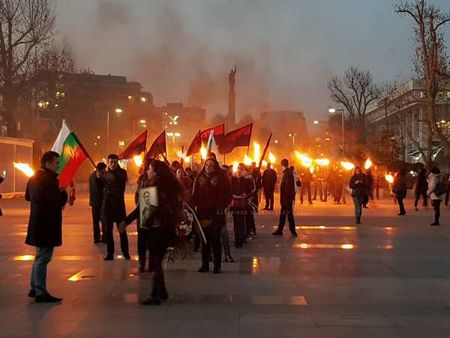 200 души, но разделени, почетоха паметта на Aпостола с факелно шествие в Бургас