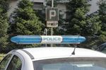На косъм от трагедия: Бетонен къс смаза кола
