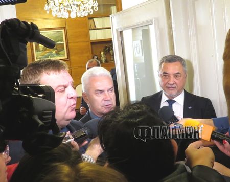 Заради евровота: Валери Симеонов обвини Каракачанов, че едно говори, а друго прави