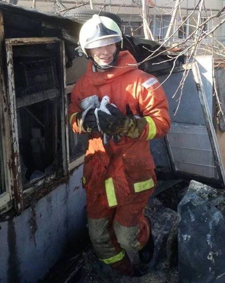 Млад пожарникар от Царево трогна стотици с постъпката си