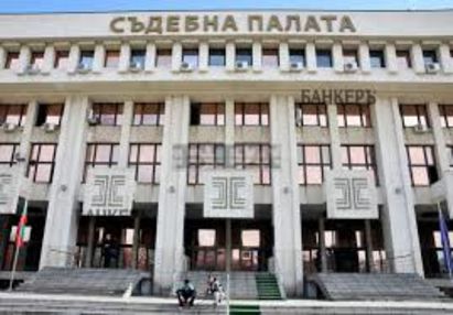 Над 50 адвокати от Бургас протестираха пред Съдебната палата срещу закона за пране на пари