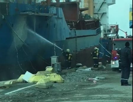 Извънредно! Запалиха арестуван кораб с 10 моряци на борда в Порт Бургас