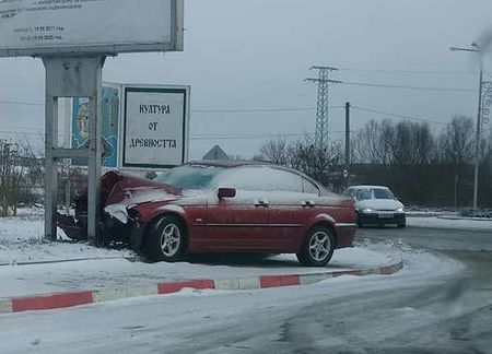 Състезател с червено БМВ се помля в Средец