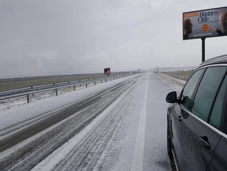 Внимание, шофьори! Пътищата на много места са заледени и заснежени