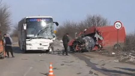 Кървава неделя: Зверско меле между автобус и микробус, един е загинал