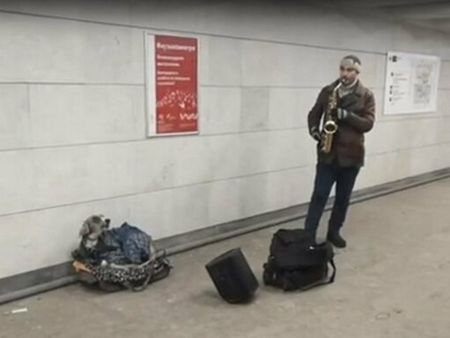 Дует от саксофонист и куче покори руското метро