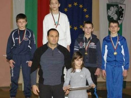 4 шампионски титли и 12 медала за бургаската борба от държавното първенство за момчета