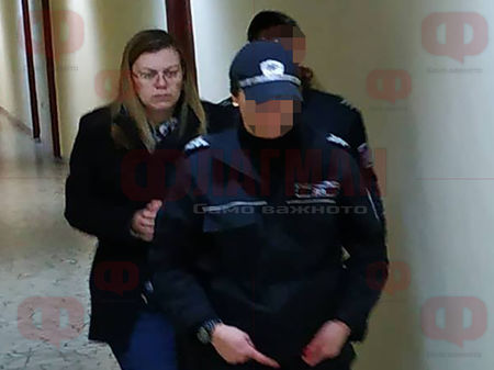 Банкерката Биляна, източила 400 хил. лв., реве пред Бургаския съд, тикнали я със спинозни в килията