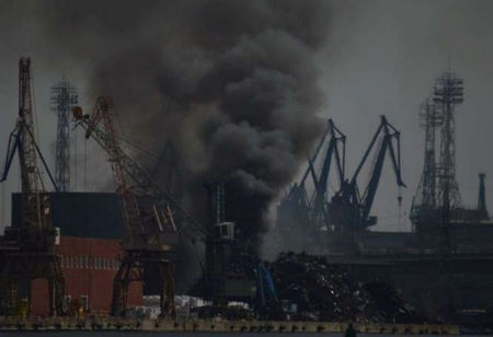 Извънредно! Огромен пожар гори в района на кораборемонтен завод  във Варна