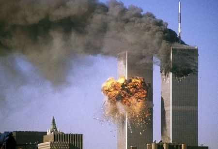 Като във фаталния 11 септември: Самолет се вряза в 18-етажна сграда