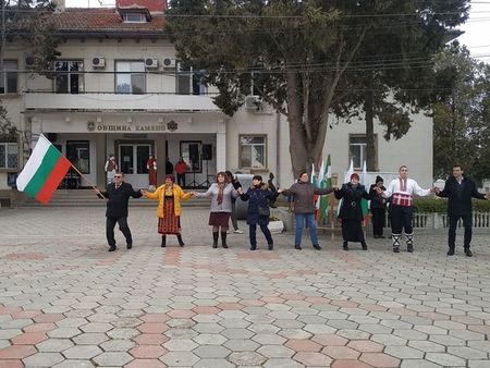 Община Камено отбеляза Националния празник с тържествен концерт и ученическа изложба