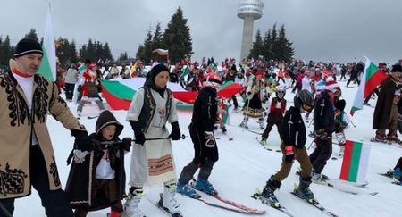 С носии и българското знаме: 800 скиори почетоха националния празник в Пампорово