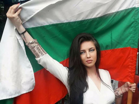 Красива българка с хиляди фенове взриви на 3 март Фейсбук с думите си: Ние сме неблагодарно племе