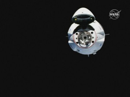 Космическата капсула "Дракон" на "Спейс екс" се скачи с МКС