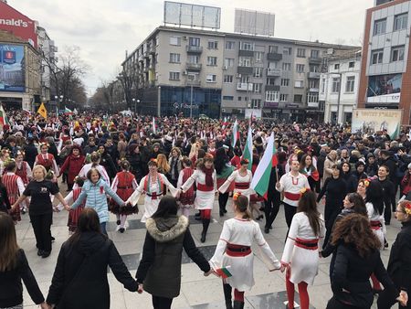 Вижте празничното хоро на 3-ти март в Бургас, българщината се носи из въздуха