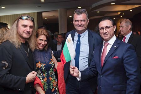 Братя Диневи отбелязаха Националния празник на България с празничен коктейл-заря