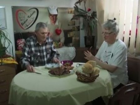 69-годишна баба стана кулинарен влогър, показва в Youtube как готви