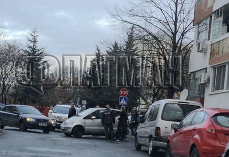 Само във Флагман.бг: Ченгета тарашат сив Мерцедес в жк "Изгрев", има арестуван