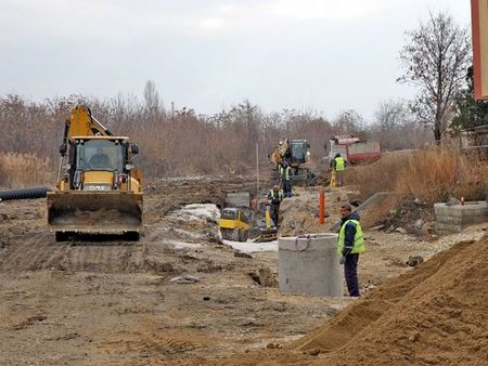 Местят кръстовище заради спор за земя