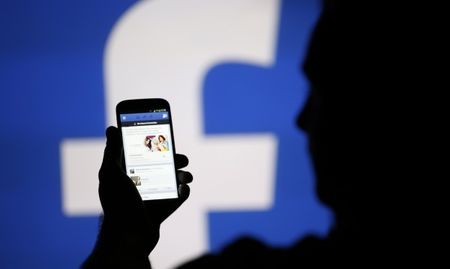 Facebook ще маха групи и страници, дезинформиращи за ваксините