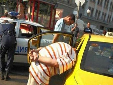 Екшън в Бургас! Младежи нападнаха таксиметров шофьор, набиха му юмрук и му взеха оборота