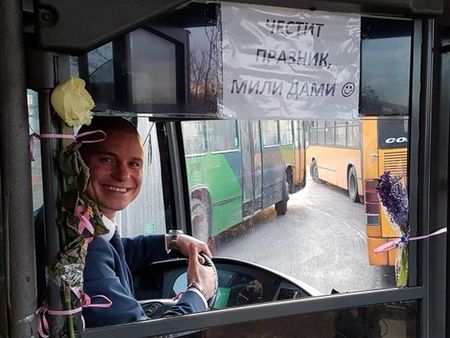 Патриотичен автобус – с рози за 8-ми март. И една огромна усмивка, тази на Алекс!