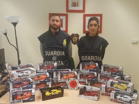 Арестуваха българи, внесли над 50 000 контрабандни играчки в Италия
