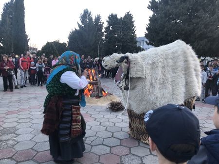 Камено се превърна в крепост на обредната традиция, десетки посрещнаха джамала Алберт