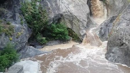 Дете падна от 9 метра във водопад Сучурум, двама младежи го спасиха