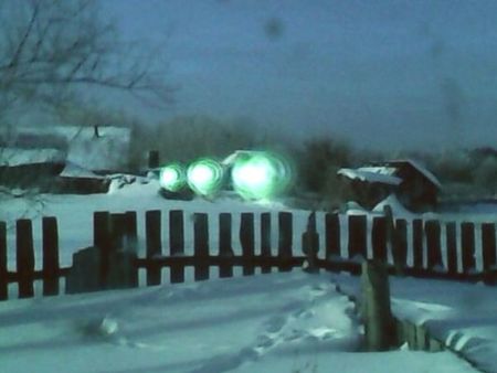 НЛО в руско село, три светещи кълба край къща стреснаха жена