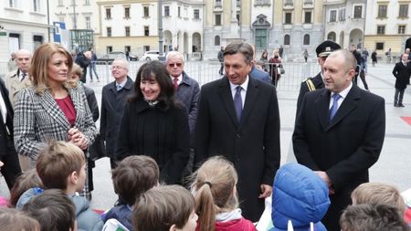 Словенският президент пита: Какво ми прави Деси Радева на тази снимка?