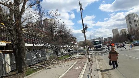 Огромен кран от строеж падна на оживена улица