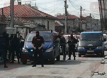 Eксклузивно! Спецакция на бургаската полиция в сърцето на гетото в Кумлука