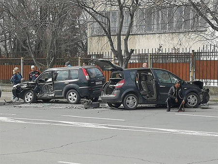 Зверско меле в Кумлука! Рено и Волво се помляха край бензиностанция в Бургас