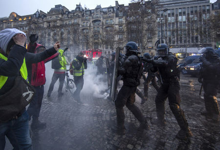В Париж е страшно, вижте какво се случва на протеста