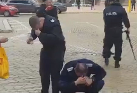 Полицаи се самонапръскаха с лютив спрей в центъра на София