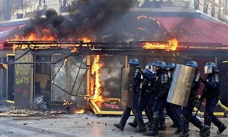 „Жълтите жилетки” в Париж опожариха знаковия ресторант Фуке
