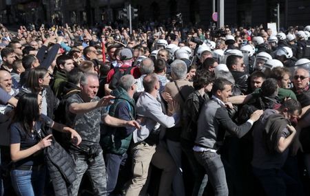 Хиляди протестират в Белград, Вучич ги определи като фашисти и крадци