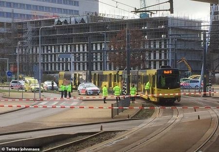 Извънредно! Стрелба в трамвай в Холандия, има ранени