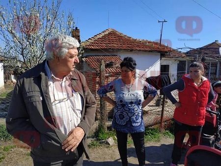 Вертолет, дрон и полицаи обхождат всеки сантиметър в с. Равнец, за да намерят малкия Юлиян