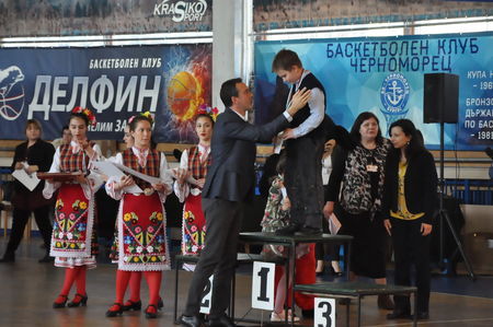 Кметът Димитър Николов награди победителите в състезанието We love English