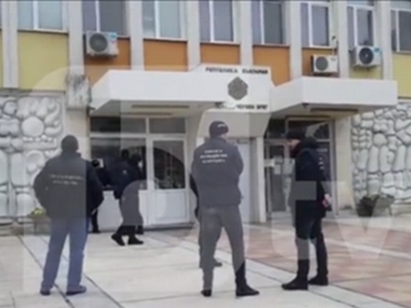 Арестуваха кмета на Червен бряг, градът е под полицейска блокада