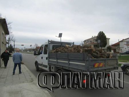 Вижте коя българска община раздава конфискувани дърва за огрев на възрастни, самотни и болни хора