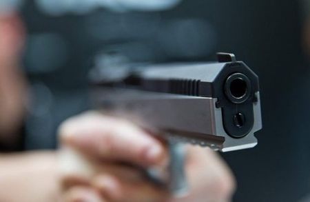 Среднощен екшън в жк. „Възраждане“: Бургазлия стреля по авер с пистолет след пиянски запой
