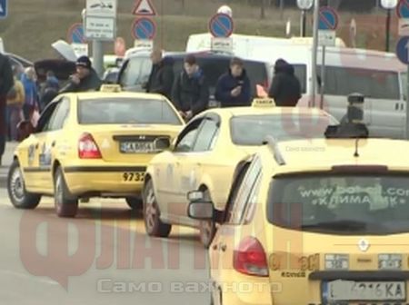 Таксиметрови шофьори блокират центъра на София