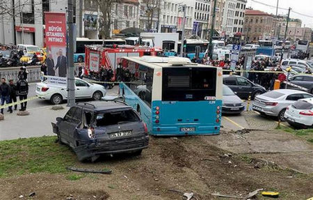 Инцидент в Инстанбул! Автобус помете пешеходци на спирка, има ранени