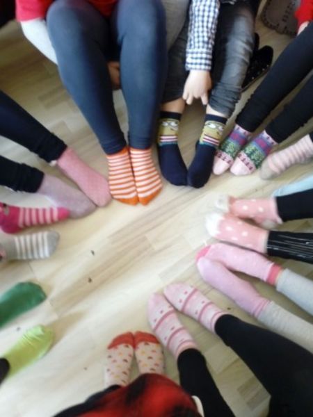 Дрескод  Шарени чорапи в бургаското ОУ "Елин Пелин" в подкрепа на хората със синдрома на Даун