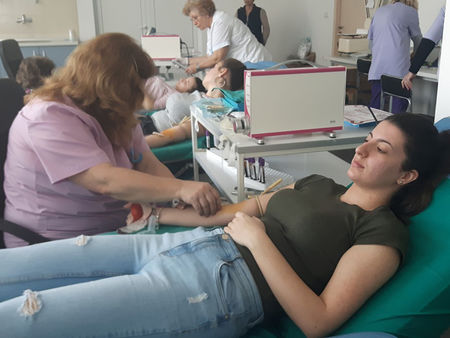 Бургаски абитуриенти дариха кръв, за да запомнят завършването